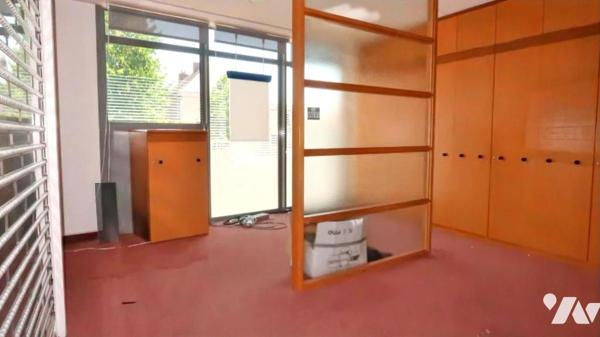 POUZAUGES CENTRE, DANS UN IMMEUBLE EN CO-PROPRIETE, LOCAL PROFESSIONNEL SUR DEUX NIVEAUX.