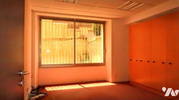 POUZAUGES CENTRE, DANS UN IMMEUBLE EN CO-PROPRIETE, LOCAL PROFESSIONNEL SUR DEUX NIVEAUX.