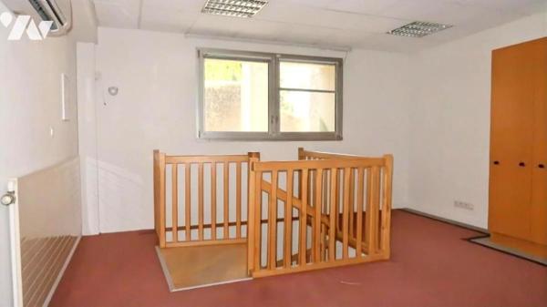 POUZAUGES CENTRE, DANS UN IMMEUBLE EN CO-PROPRIETE, LOCAL PROFESSIONNEL SUR DEUX NIVEAUX.