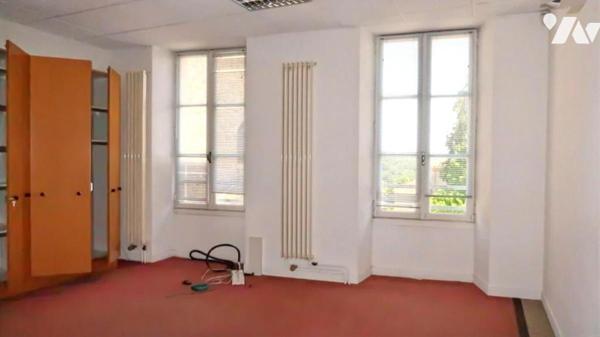 POUZAUGES CENTRE, DANS UN IMMEUBLE EN CO-PROPRIETE, LOCAL PROFESSIONNEL SUR DEUX NIVEAUX.