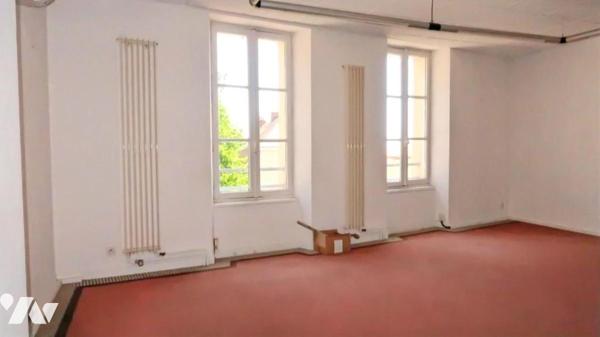 POUZAUGES CENTRE, DANS UN IMMEUBLE EN CO-PROPRIETE, LOCAL PROFESSIONNEL SUR DEUX NIVEAUX.