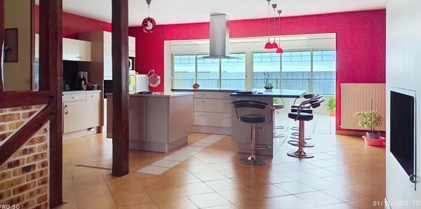 Grand pavillon avec 4 chambres et véranda lumineuse de 25m2, extension avec double garage.