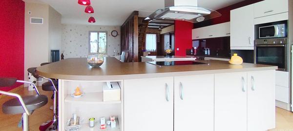 Grand pavillon avec 4 chambres et véranda lumineuse de 25m2, extension avec double garage.