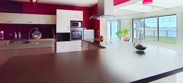 Grand pavillon avec 4 chambres et véranda lumineuse de 25m2, extension avec double garage.