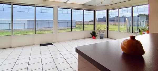 Grand pavillon avec 4 chambres et véranda lumineuse de 25m2, extension avec double garage.