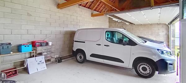 Grand pavillon avec 4 chambres et véranda lumineuse de 25m2, extension avec double garage.