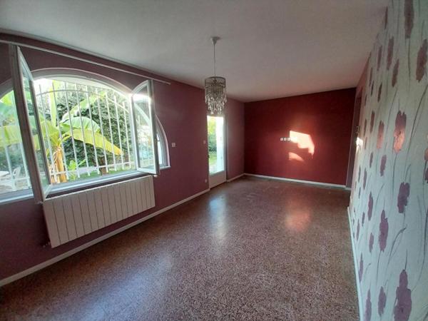 Saintes 17100  RDC d'une Maison 5 pièces 93.5 m2 + jardin , garage et cave 165 000