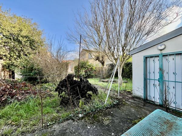 Carcassonne proche centre ville: Chamante maison avec jardin à rénover