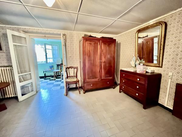Carcassonne proche centre ville: Chamante maison avec jardin à rénover