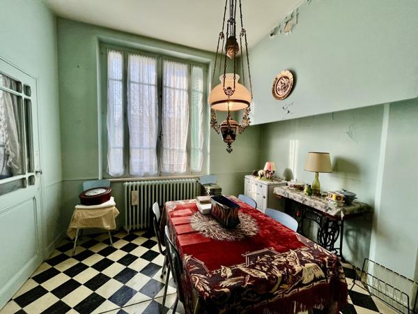 Carcassonne proche centre ville: Chamante maison avec jardin à rénover