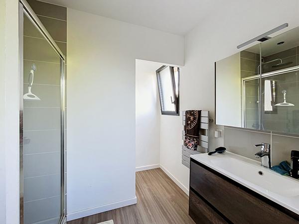 Maison contemporaine en ossature bois, d'env. 186 m² composée de 5 chambres. Terrain de plus de 1 600 m²