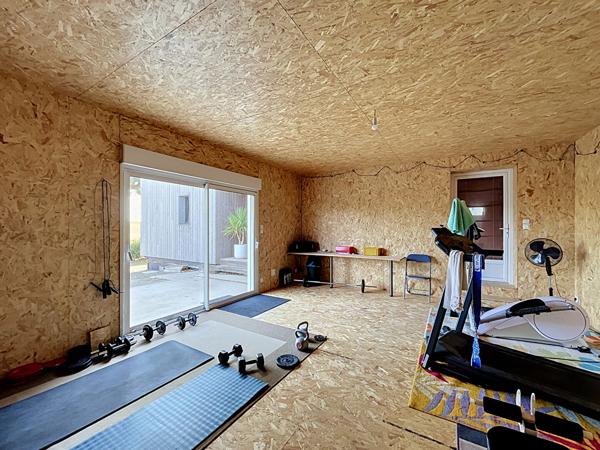 Maison contemporaine en ossature bois, d'env. 186 m² composée de 5 chambres. Terrain de plus de 1 600 m²