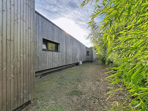 Maison contemporaine en ossature bois, d'env. 186 m² composée de 5 chambres. Terrain de plus de 1 600 m²