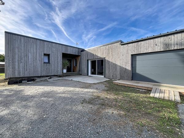 Maison contemporaine en ossature bois, d'env. 186 m² composée de 5 chambres. Terrain de plus de 1 600 m²