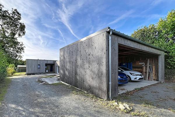 Maison contemporaine en ossature bois, d'env. 186 m² composée de 5 chambres. Terrain de plus de 1 600 m²