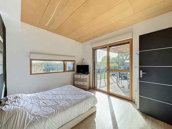 Maison contemporaine en ossature bois, d'env. 186 m² composée de 5 chambres. Terrain de plus de 1 600 m²