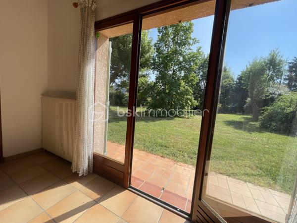 Découvrez cette magnifique villa de 153 m2 (1990), implantée sur une parcelle arborée de 915 m2 env., idéalement située dans un quartier résidentiel et calme.

Au rez-de chaussée, vous apprécierez les beaux volumes du salon séjour traversant, baigné de soleil, s'ouvrant sur le jardin arboré, la cuisine avec son cellier attenant, tournée vers la terrasse, vous permettant de bénéficier d'un espace convivial, 
une chambre spacieuse de 14 m2 plus une salle d'eau privative et des WC indépendants.

A l'étage, trois chambres spacieuses et chaleureuses avec un beau parquet massif et des placards, un grand balcon surplombant le jardin, une salle de bains,  des WC séparés, ainsi qu' une mezzanine de 15 m2 env., véritable espace polyvalent, pouvant servir de salle de jeux, de bureau ou de pièce supplémentaire.

Une grande terrasse pour apprécier le jardin, un double garage et son coin atelier, une cave et un cabanon de jardin de belle taille.

Ce bien allie confort, espace et tranquilité, idéal pour une famille souhaitant vivre dans un environnement champêtre tout en restant connectée aux commodités urbaines : transports en commun, écoles, commerces à proximité.
