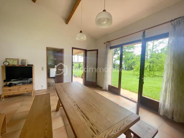 Découvrez cette magnifique villa de 153 m2 (1990), implantée sur une parcelle arborée de 915 m2 env., idéalement située dans un quartier résidentiel et calme.

Au rez-de chaussée, vous apprécierez les beaux volumes du salon séjour traversant, baigné de soleil, s'ouvrant sur le jardin arboré, la cuisine avec son cellier attenant, tournée vers la terrasse, vous permettant de bénéficier d'un espace convivial, 
une chambre spacieuse de 14 m2 plus une salle d'eau privative et des WC indépendants.

A l'étage, trois chambres spacieuses et chaleureuses avec un beau parquet massif et des placards, un grand balcon surplombant le jardin, une salle de bains,  des WC séparés, ainsi qu' une mezzanine de 15 m2 env., véritable espace polyvalent, pouvant servir de salle de jeux, de bureau ou de pièce supplémentaire.

Une grande terrasse pour apprécier le jardin, un double garage et son coin atelier, une cave et un cabanon de jardin de belle taille.

Ce bien allie confort, espace et tranquilité, idéal pour une famille souhaitant vivre dans un environnement champêtre tout en restant connectée aux commodités urbaines : transports en commun, écoles, commerces à proximité.