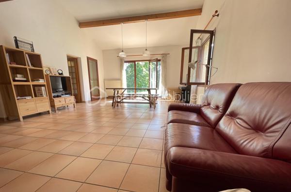 Découvrez cette magnifique villa de 153 m2 (1990), implantée sur une parcelle arborée de 915 m2 env., idéalement située dans un quartier résidentiel et calme.

Au rez-de chaussée, vous apprécierez les beaux volumes du salon séjour traversant, baigné de soleil, s'ouvrant sur le jardin arboré, la cuisine avec son cellier attenant, tournée vers la terrasse, vous permettant de bénéficier d'un espace convivial, 
une chambre spacieuse de 14 m2 plus une salle d'eau privative et des WC indépendants.

A l'étage, trois chambres spacieuses et chaleureuses avec un beau parquet massif et des placards, un grand balcon surplombant le jardin, une salle de bains,  des WC séparés, ainsi qu' une mezzanine de 15 m2 env., véritable espace polyvalent, pouvant servir de salle de jeux, de bureau ou de pièce supplémentaire.

Une grande terrasse pour apprécier le jardin, un double garage et son coin atelier, une cave et un cabanon de jardin de belle taille.

Ce bien allie confort, espace et tranquilité, idéal pour une famille souhaitant vivre dans un environnement champêtre tout en restant connectée aux commodités urbaines : transports en commun, écoles, commerces à proximité.