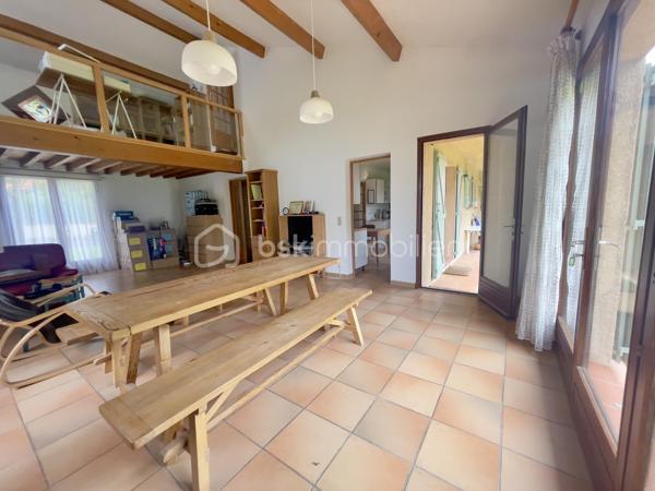 Découvrez cette magnifique villa de 153 m2 (1990), implantée sur une parcelle arborée de 915 m2 env., idéalement située dans un quartier résidentiel et calme.

Au rez-de chaussée, vous apprécierez les beaux volumes du salon séjour traversant, baigné de soleil, s'ouvrant sur le jardin arboré, la cuisine avec son cellier attenant, tournée vers la terrasse, vous permettant de bénéficier d'un espace convivial, 
une chambre spacieuse de 14 m2 plus une salle d'eau privative et des WC indépendants.

A l'étage, trois chambres spacieuses et chaleureuses avec un beau parquet massif et des placards, un grand balcon surplombant le jardin, une salle de bains,  des WC séparés, ainsi qu' une mezzanine de 15 m2 env., véritable espace polyvalent, pouvant servir de salle de jeux, de bureau ou de pièce supplémentaire.

Une grande terrasse pour apprécier le jardin, un double garage et son coin atelier, une cave et un cabanon de jardin de belle taille.

Ce bien allie confort, espace et tranquilité, idéal pour une famille souhaitant vivre dans un environnement champêtre tout en restant connectée aux commodités urbaines : transports en commun, écoles, commerces à proximité.