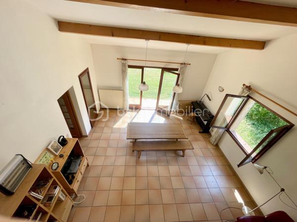 Découvrez cette magnifique villa de 153 m2 (1990), implantée sur une parcelle arborée de 915 m2 env., idéalement située dans un quartier résidentiel et calme.

Au rez-de chaussée, vous apprécierez les beaux volumes du salon séjour traversant, baigné de soleil, s'ouvrant sur le jardin arboré, la cuisine avec son cellier attenant, tournée vers la terrasse, vous permettant de bénéficier d'un espace convivial, 
une chambre spacieuse de 14 m2 plus une salle d'eau privative et des WC indépendants.

A l'étage, trois chambres spacieuses et chaleureuses avec un beau parquet massif et des placards, un grand balcon surplombant le jardin, une salle de bains,  des WC séparés, ainsi qu' une mezzanine de 15 m2 env., véritable espace polyvalent, pouvant servir de salle de jeux, de bureau ou de pièce supplémentaire.

Une grande terrasse pour apprécier le jardin, un double garage et son coin atelier, une cave et un cabanon de jardin de belle taille.

Ce bien allie confort, espace et tranquilité, idéal pour une famille souhaitant vivre dans un environnement champêtre tout en restant connectée aux commodités urbaines : transports en commun, écoles, commerces à proximité.