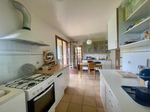 Découvrez cette magnifique villa de 153 m2 (1990), implantée sur une parcelle arborée de 915 m2 env., idéalement située dans un quartier résidentiel et calme.

Au rez-de chaussée, vous apprécierez les beaux volumes du salon séjour traversant, baigné de soleil, s'ouvrant sur le jardin arboré, la cuisine avec son cellier attenant, tournée vers la terrasse, vous permettant de bénéficier d'un espace convivial, 
une chambre spacieuse de 14 m2 plus une salle d'eau privative et des WC indépendants.

A l'étage, trois chambres spacieuses et chaleureuses avec un beau parquet massif et des placards, un grand balcon surplombant le jardin, une salle de bains,  des WC séparés, ainsi qu' une mezzanine de 15 m2 env., véritable espace polyvalent, pouvant servir de salle de jeux, de bureau ou de pièce supplémentaire.

Une grande terrasse pour apprécier le jardin, un double garage et son coin atelier, une cave et un cabanon de jardin de belle taille.

Ce bien allie confort, espace et tranquilité, idéal pour une famille souhaitant vivre dans un environnement champêtre tout en restant connectée aux commodités urbaines : transports en commun, écoles, commerces à proximité.