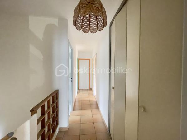 Découvrez cette magnifique villa de 153 m2 (1990), implantée sur une parcelle arborée de 915 m2 env., idéalement située dans un quartier résidentiel et calme.

Au rez-de chaussée, vous apprécierez les beaux volumes du salon séjour traversant, baigné de soleil, s'ouvrant sur le jardin arboré, la cuisine avec son cellier attenant, tournée vers la terrasse, vous permettant de bénéficier d'un espace convivial, 
une chambre spacieuse de 14 m2 plus une salle d'eau privative et des WC indépendants.

A l'étage, trois chambres spacieuses et chaleureuses avec un beau parquet massif et des placards, un grand balcon surplombant le jardin, une salle de bains,  des WC séparés, ainsi qu' une mezzanine de 15 m2 env., véritable espace polyvalent, pouvant servir de salle de jeux, de bureau ou de pièce supplémentaire.

Une grande terrasse pour apprécier le jardin, un double garage et son coin atelier, une cave et un cabanon de jardin de belle taille.

Ce bien allie confort, espace et tranquilité, idéal pour une famille souhaitant vivre dans un environnement champêtre tout en restant connectée aux commodités urbaines : transports en commun, écoles, commerces à proximité.