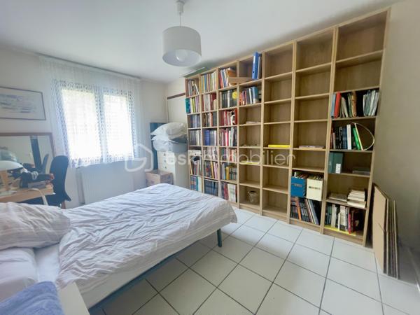Découvrez cette magnifique villa de 153 m2 (1990), implantée sur une parcelle arborée de 915 m2 env., idéalement située dans un quartier résidentiel et calme.

Au rez-de chaussée, vous apprécierez les beaux volumes du salon séjour traversant, baigné de soleil, s'ouvrant sur le jardin arboré, la cuisine avec son cellier attenant, tournée vers la terrasse, vous permettant de bénéficier d'un espace convivial, 
une chambre spacieuse de 14 m2 plus une salle d'eau privative et des WC indépendants.

A l'étage, trois chambres spacieuses et chaleureuses avec un beau parquet massif et des placards, un grand balcon surplombant le jardin, une salle de bains,  des WC séparés, ainsi qu' une mezzanine de 15 m2 env., véritable espace polyvalent, pouvant servir de salle de jeux, de bureau ou de pièce supplémentaire.

Une grande terrasse pour apprécier le jardin, un double garage et son coin atelier, une cave et un cabanon de jardin de belle taille.

Ce bien allie confort, espace et tranquilité, idéal pour une famille souhaitant vivre dans un environnement champêtre tout en restant connectée aux commodités urbaines : transports en commun, écoles, commerces à proximité.