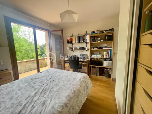 Découvrez cette magnifique villa de 153 m2 (1990), implantée sur une parcelle arborée de 915 m2 env., idéalement située dans un quartier résidentiel et calme.

Au rez-de chaussée, vous apprécierez les beaux volumes du salon séjour traversant, baigné de soleil, s'ouvrant sur le jardin arboré, la cuisine avec son cellier attenant, tournée vers la terrasse, vous permettant de bénéficier d'un espace convivial, 
une chambre spacieuse de 14 m2 plus une salle d'eau privative et des WC indépendants.

A l'étage, trois chambres spacieuses et chaleureuses avec un beau parquet massif et des placards, un grand balcon surplombant le jardin, une salle de bains,  des WC séparés, ainsi qu' une mezzanine de 15 m2 env., véritable espace polyvalent, pouvant servir de salle de jeux, de bureau ou de pièce supplémentaire.

Une grande terrasse pour apprécier le jardin, un double garage et son coin atelier, une cave et un cabanon de jardin de belle taille.

Ce bien allie confort, espace et tranquilité, idéal pour une famille souhaitant vivre dans un environnement champêtre tout en restant connectée aux commodités urbaines : transports en commun, écoles, commerces à proximité.