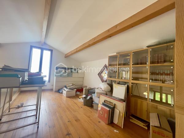 Découvrez cette magnifique villa de 153 m2 (1990), implantée sur une parcelle arborée de 915 m2 env., idéalement située dans un quartier résidentiel et calme.

Au rez-de chaussée, vous apprécierez les beaux volumes du salon séjour traversant, baigné de soleil, s'ouvrant sur le jardin arboré, la cuisine avec son cellier attenant, tournée vers la terrasse, vous permettant de bénéficier d'un espace convivial, 
une chambre spacieuse de 14 m2 plus une salle d'eau privative et des WC indépendants.

A l'étage, trois chambres spacieuses et chaleureuses avec un beau parquet massif et des placards, un grand balcon surplombant le jardin, une salle de bains,  des WC séparés, ainsi qu' une mezzanine de 15 m2 env., véritable espace polyvalent, pouvant servir de salle de jeux, de bureau ou de pièce supplémentaire.

Une grande terrasse pour apprécier le jardin, un double garage et son coin atelier, une cave et un cabanon de jardin de belle taille.

Ce bien allie confort, espace et tranquilité, idéal pour une famille souhaitant vivre dans un environnement champêtre tout en restant connectée aux commodités urbaines : transports en commun, écoles, commerces à proximité.