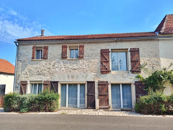 MERCUES - Au coeur de ce village prisé à seulement 10 min de CAHORS et des axes, et à quelques pas du Lot.

Si vous aimez l'authenticité, le cachet, et l'histoire des pierres, alors laissez-vous séduire par cette ancienne grange réhabilitée en maison d'habitation pleine de charme, proche de toutes commodités, écoles, cabinet médical et commerces ! et de la voie verte pour un cadre de vie privilégié.

C'est tout d'abord l'esprit de convivialité que nous donne cette maison grâce à sa belle pièce de vie lumineuse avec cuisine ouverte sur le séjour, parfait pour la vie de famille. Pensée également pour la fonctionnalité et la vie moderne, vous y trouverez des espaces pratiques au rdc tels qu'une vraie entrée, des rangements, une buanderie et des wc.

À l'étage, 2 chambres agréables et un bureau (ou un grand dressing) ainsi qu'une salle de bain et wc séparés. Mais il y a également un vaste palier qui offre de nombreuses possibilités d'aménagement, comme celle de créer une 3ème chambre.

Equipée récemment d'une pompe à chaleur, le confort est bien au rdv ainsi que la maîtrise énergétique.

Côté extérieurs, profitez d'une vaste terrasse couverte de 62 m² sans vis-à-vis, idéale pour les beaux-jours, une cour spacieuse et un jardin clos. Une dépendance de 17 m2 s'ajoute à cela, idéale pour un atelier ou espace de stockage.
Le tout sur 398m2 de terrain.

Cette maison pourrait être votre coup de coeur ! Que ce soit pour votre résidence principale, locative, ou même pour les vacances et vos wek-end prolongés !