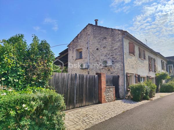 MERCUES - Au coeur de ce village prisé à seulement 10 min de CAHORS et des axes, et à quelques pas du Lot.

Si vous aimez l'authenticité, le cachet, et l'histoire des pierres, alors laissez-vous séduire par cette ancienne grange réhabilitée en maison d'habitation pleine de charme, proche de toutes commodités, écoles, cabinet médical et commerces ! et de la voie verte pour un cadre de vie privilégié.

C'est tout d'abord l'esprit de convivialité que nous donne cette maison grâce à sa belle pièce de vie lumineuse avec cuisine ouverte sur le séjour, parfait pour la vie de famille. Pensée également pour la fonctionnalité et la vie moderne, vous y trouverez des espaces pratiques au rdc tels qu'une vraie entrée, des rangements, une buanderie et des wc.

À l'étage, 2 chambres agréables et un bureau (ou un grand dressing) ainsi qu'une salle de bain et wc séparés. Mais il y a également un vaste palier qui offre de nombreuses possibilités d'aménagement, comme celle de créer une 3ème chambre.

Equipée récemment d'une pompe à chaleur, le confort est bien au rdv ainsi que la maîtrise énergétique.

Côté extérieurs, profitez d'une vaste terrasse couverte de 62 m² sans vis-à-vis, idéale pour les beaux-jours, une cour spacieuse et un jardin clos. Une dépendance de 17 m2 s'ajoute à cela, idéale pour un atelier ou espace de stockage.
Le tout sur 398m2 de terrain.

Cette maison pourrait être votre coup de coeur ! Que ce soit pour votre résidence principale, locative, ou même pour les vacances et vos wek-end prolongés !