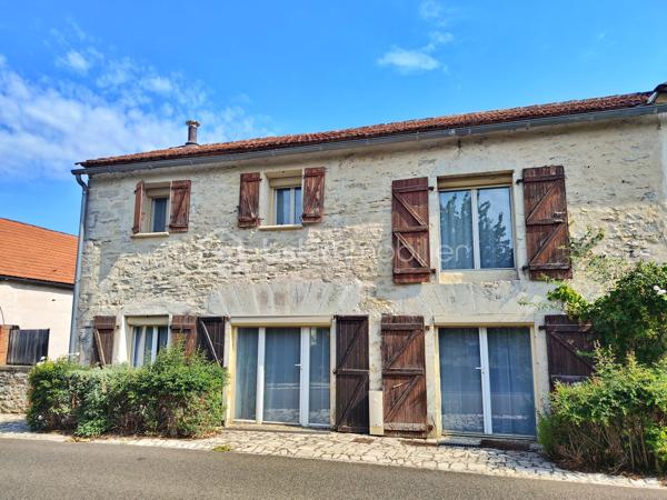 MERCUES - Au coeur de ce village prisé à seulement 10 min de CAHORS et des axes, et à quelques pas du Lot.

Si vous aimez l'authenticité, le cachet, et l'histoire des pierres, alors laissez-vous séduire par cette ancienne grange réhabilitée en maison d'habitation pleine de charme, proche de toutes commodités, écoles, cabinet médical et commerces ! et de la voie verte pour un cadre de vie privilégié.

C'est tout d'abord l'esprit de convivialité que nous donne cette maison grâce à sa belle pièce de vie lumineuse avec cuisine ouverte sur le séjour, parfait pour la vie de famille. Pensée également pour la fonctionnalité et la vie moderne, vous y trouverez des espaces pratiques au rdc tels qu'une vraie entrée, des rangements, une buanderie et des wc.

À l'étage, 2 chambres agréables et un bureau (ou un grand dressing) ainsi qu'une salle de bain et wc séparés. Mais il y a également un vaste palier qui offre de nombreuses possibilités d'aménagement, comme celle de créer une 3ème chambre.

Equipée récemment d'une pompe à chaleur, le confort est bien au rdv ainsi que la maîtrise énergétique.

Côté extérieurs, profitez d'une vaste terrasse couverte de 62 m² sans vis-à-vis, idéale pour les beaux-jours, une cour spacieuse et un jardin clos. Une dépendance de 17 m2 s'ajoute à cela, idéale pour un atelier ou espace de stockage.
Le tout sur 398m2 de terrain.

Cette maison pourrait être votre coup de coeur ! Que ce soit pour votre résidence principale, locative, ou même pour les vacances et vos wek-end prolongés !