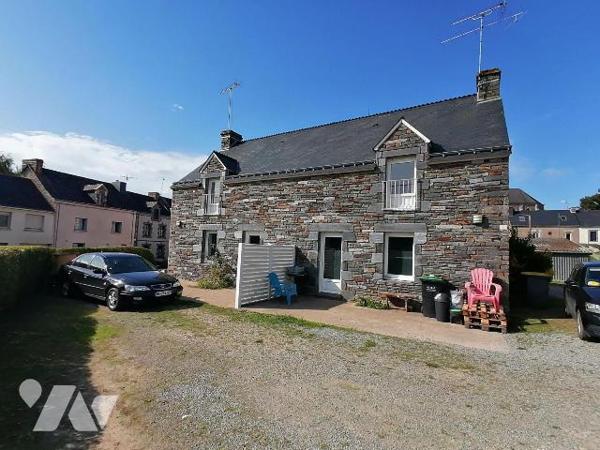 NOUVEAUTE ETUDE TRENTE CINQ NOTAIRES !! Sur la commune de CARENTOIR, au coeur du centre-ville, ...