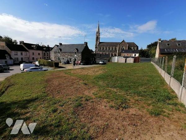 NOUVEAUTE ETUDE TRENTE CINQ NOTAIRES !! Sur la commune de CARENTOIR, au coeur du centre-ville, ...