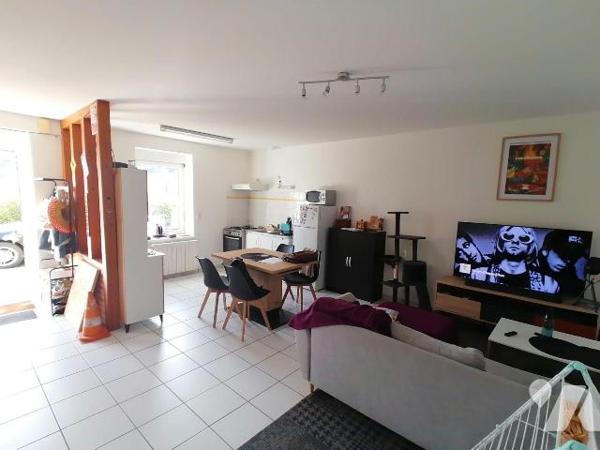 NOUVEAUTE ETUDE TRENTE CINQ NOTAIRES !! Sur la commune de CARENTOIR, au coeur du centre-ville, ...