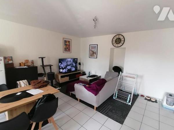 NOUVEAUTE ETUDE TRENTE CINQ NOTAIRES !! Sur la commune de CARENTOIR, au coeur du centre-ville, ...