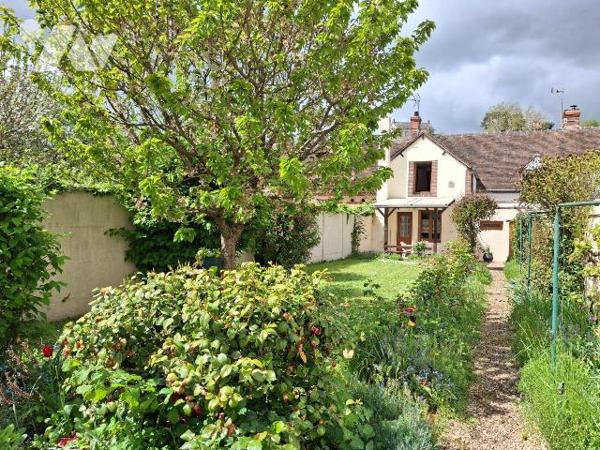 *Une MAISON de ville élevée d'un étage sur rez-de-chaussée, comprenant :
- au rez-de-chaussée ...