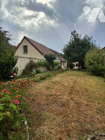 *Une MAISON de ville élevée d'un étage sur rez-de-chaussée, comprenant :
- au rez-de-chaussée ...