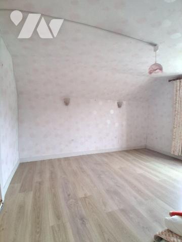 *Une MAISON de ville élevée d'un étage sur rez-de-chaussée, comprenant :
- au rez-de-chaussée ...