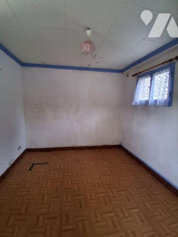 *Une MAISON de ville élevée d'un étage sur rez-de-chaussée, comprenant :
- au rez-de-chaussée ...