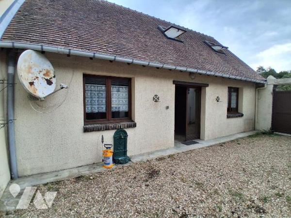 *Une MAISON de ville élevée d'un étage sur rez-de-chaussée, comprenant :
- au rez-de-chaussée ...