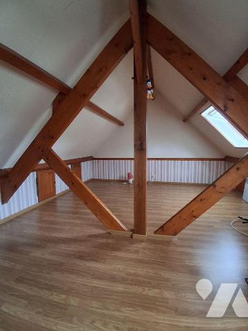 *Une MAISON de ville élevée d'un étage sur rez-de-chaussée, comprenant :
- au rez-de-chaussée ...