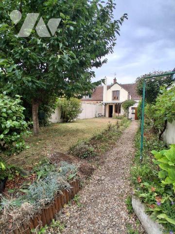 *Une MAISON de ville élevée d'un étage sur rez-de-chaussée, comprenant :
- au rez-de-chaussée ...