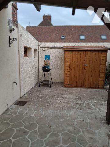 *Une MAISON de ville élevée d'un étage sur rez-de-chaussée, comprenant :
- au rez-de-chaussée ...