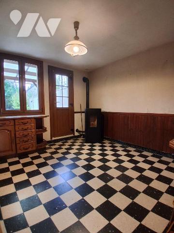 *Une MAISON de ville élevée d'un étage sur rez-de-chaussée, comprenant :
- au rez-de-chaussée ...