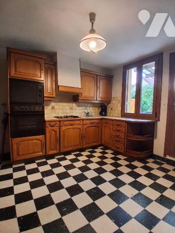 *Une MAISON de ville élevée d'un étage sur rez-de-chaussée, comprenant :
- au rez-de-chaussée ...