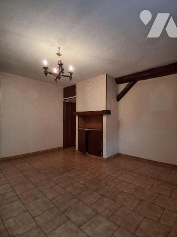 *Une MAISON de ville élevée d'un étage sur rez-de-chaussée, comprenant :
- au rez-de-chaussée ...