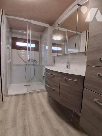 *Une MAISON de ville élevée d'un étage sur rez-de-chaussée, comprenant :
- au rez-de-chaussée ...