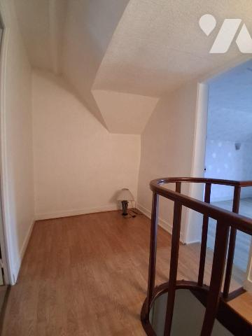 *Une MAISON de ville élevée d'un étage sur rez-de-chaussée, comprenant :
- au rez-de-chaussée ...